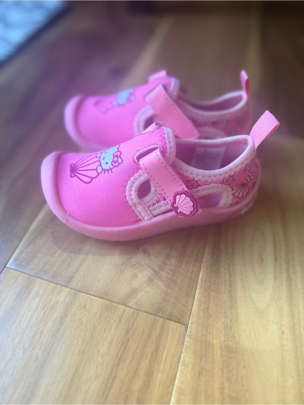 Hello Kitty Toddler Girls Water Shoe-Size 5/6 - Picture 4 of 7